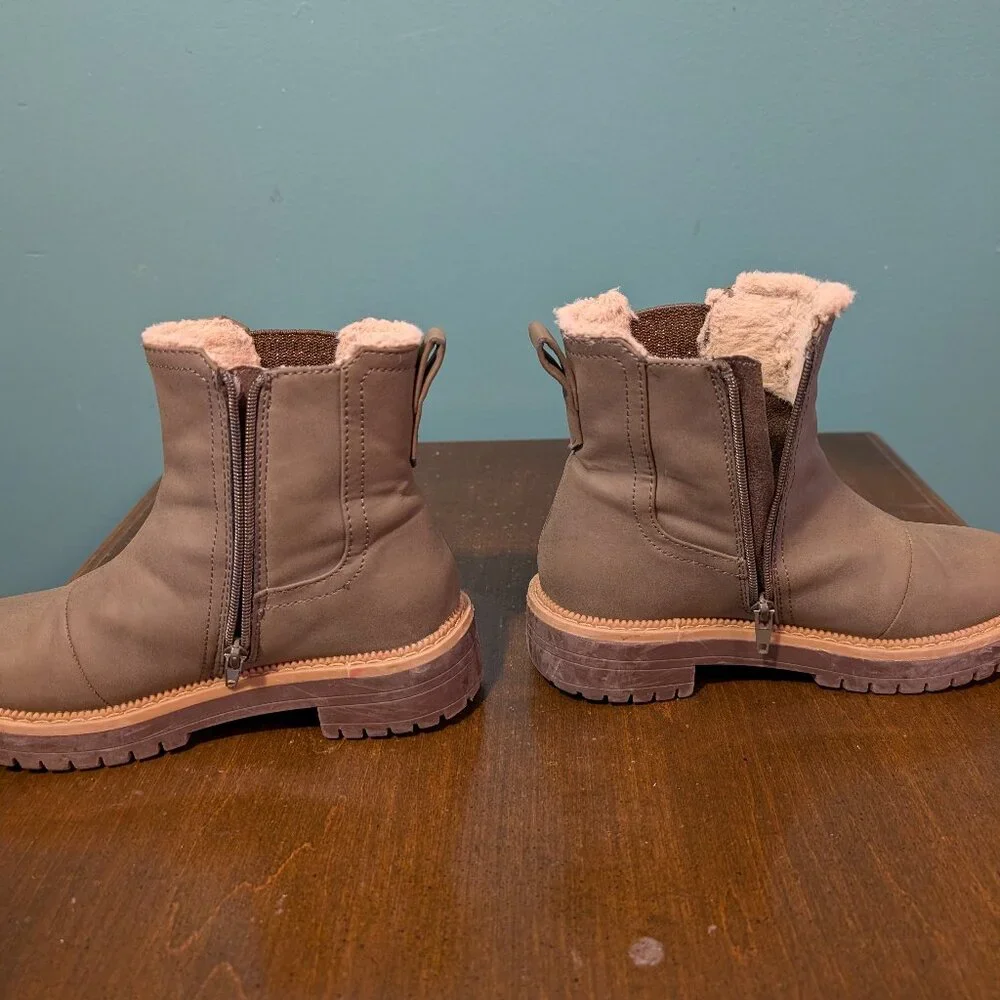Toms color brownish